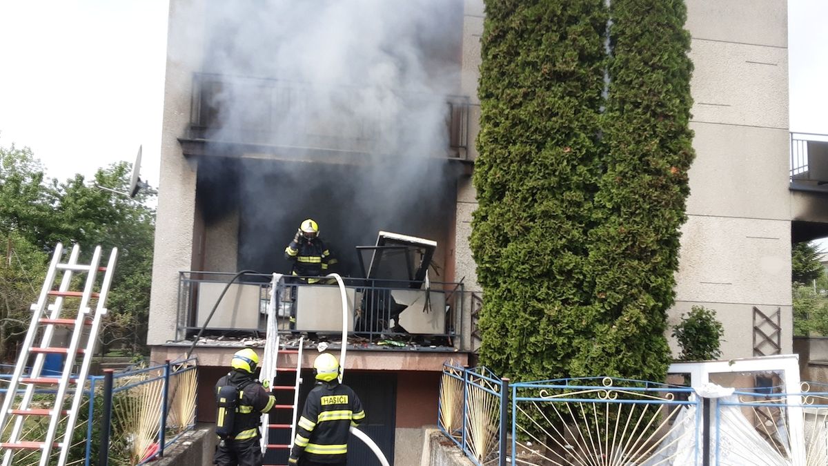 Požár zachvátil dům v Lipníku nad Bečvou, předcházel mu zřejmě výbuch